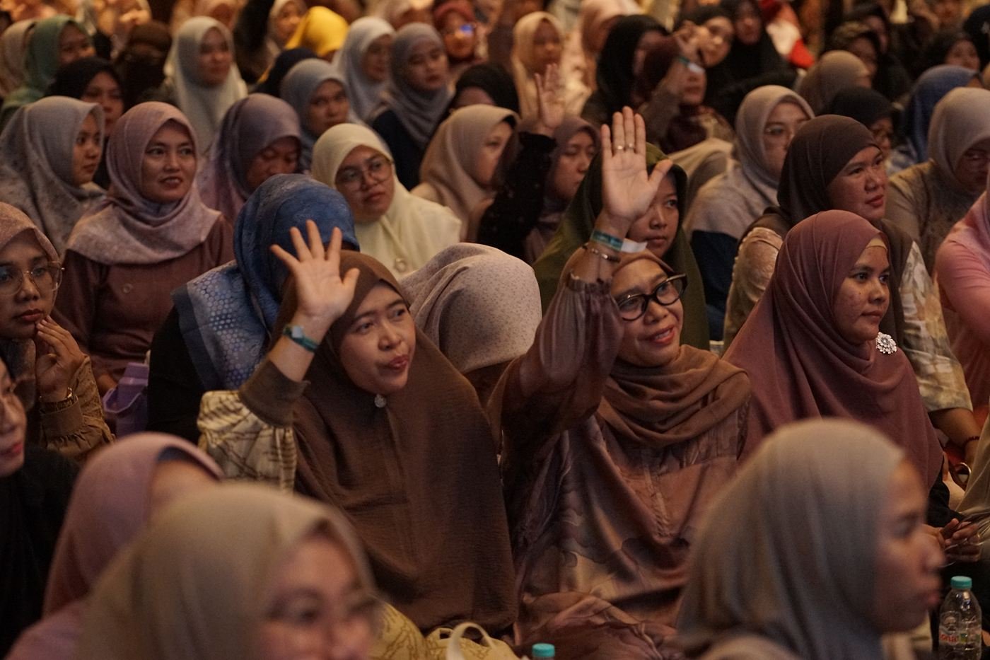 Peserta Berarti Sessions mengangkat tangan saat sesi tanya jawab